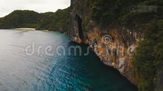 美丽的热带泻湖，鸟瞰.. 岩石中的洞穴。视频