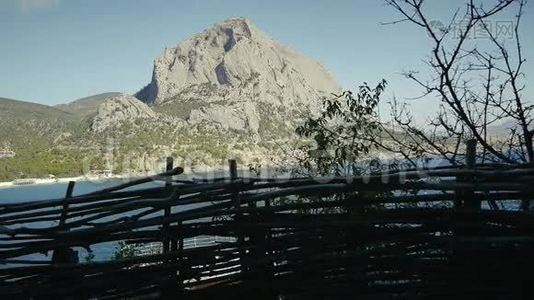 一座木栅栏前景最高的山视频
