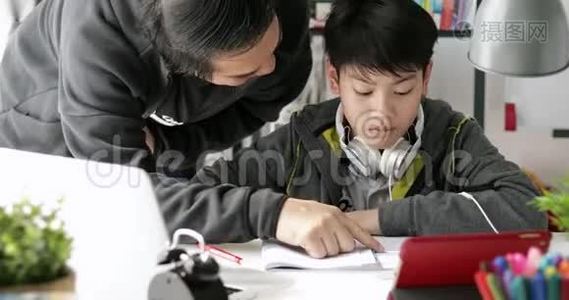 亚洲父子在客厅的桌子上做作业。视频