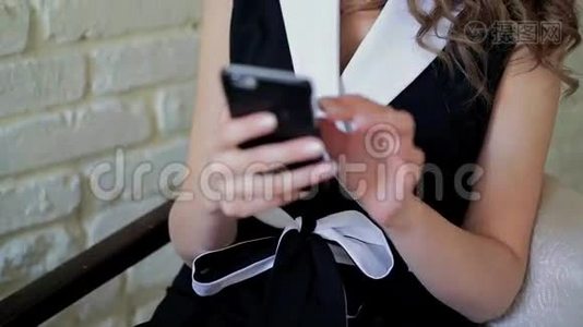 漂亮的女士坐在咖啡馆里，用智能手机，调节眼镜，微笑视频
