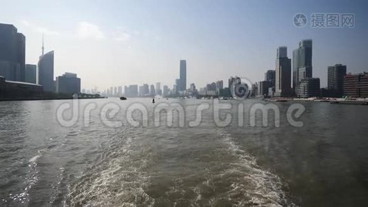 上海外滩从渡船、摩天大楼和蓝天背景的地标上观看，货船在黄浦江上航行视频