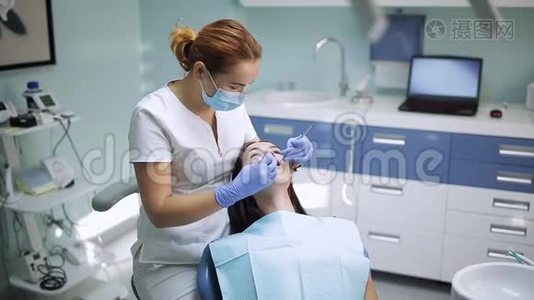 牙科检查。 牙医检查一个女人是否有蛀牙。视频