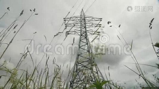 发电厂延时电力-高压支架。 雨云在天阶电厂的危险.视频