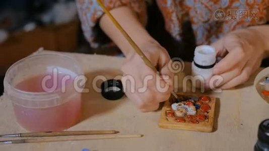陶工坊专业女陶工绘画陶瓷纪念磁铁视频