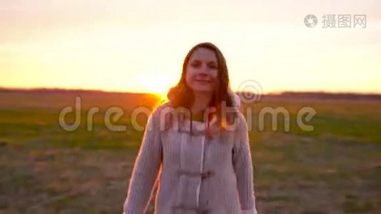 日落时分，女人穿过宽阔的田野视频