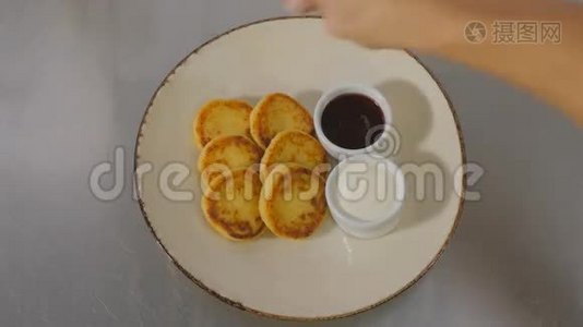 厨师在盘子上用糖粉装饰奶酪煎饼视频