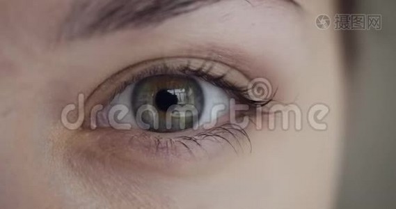 女性绿眼的特写。视频