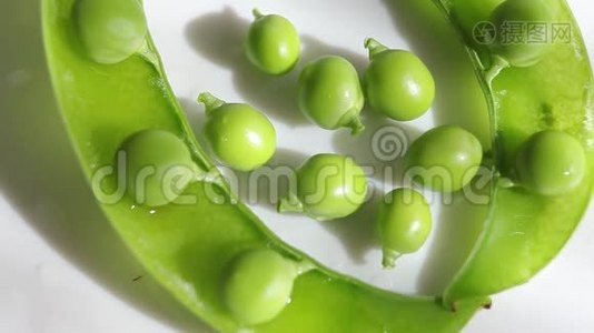 绿色豌豆，白色背景特写，盘子视频