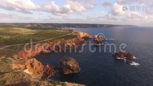 全景的海洋和悬崖葡萄牙，附近的卡拉帕特拉，罗塔维肯蒂纳。视频