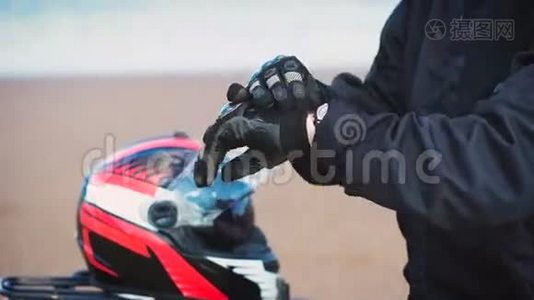 摩托车手摘下手套。视频