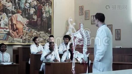 一组医学学生参加解剖讲座视频