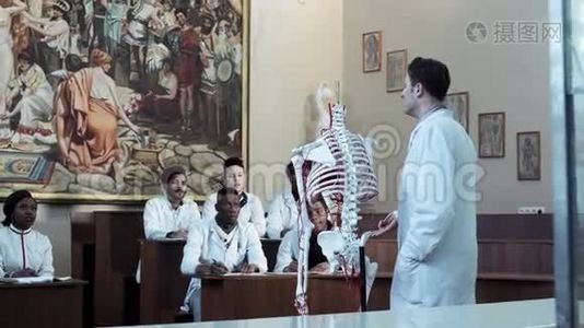一组医学学生参加解剖讲座视频