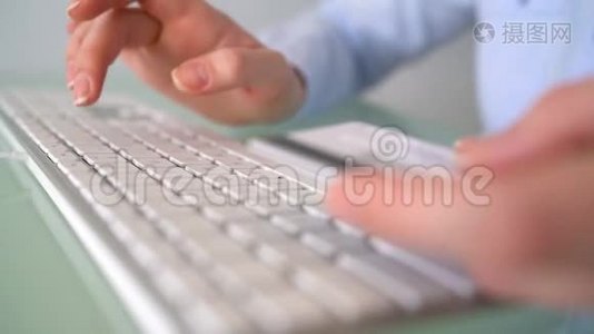 妇女通过信用卡在互联网上购买。 女上班族在键盘上打字。 网上支付概念视频