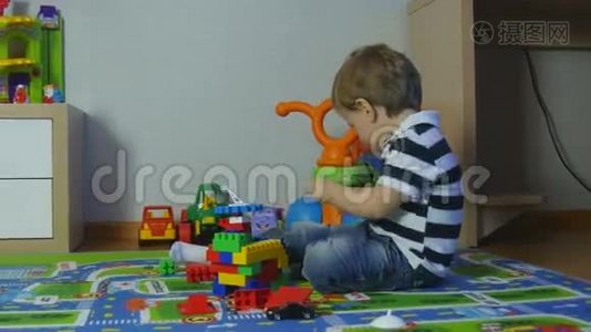小男孩玩塑料玩具视频