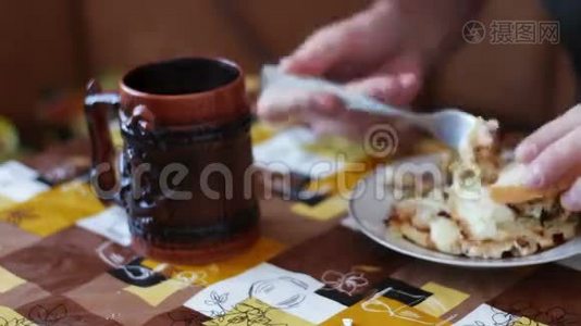 这个人正在吃早餐，早上吃鸡蛋，在家里的厨房里，时间一晃而过视频