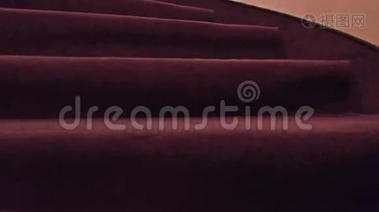 用地毯覆盖旧楼楼梯的特写镜头。 4K型视频
