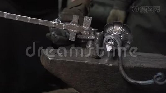 铁匠用玫瑰和马蹄铁做金属烛台。 慢一点视频