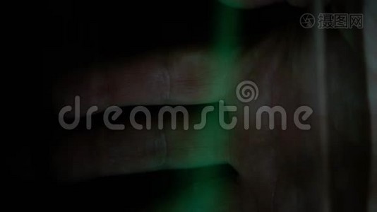 一个人摸他的手去通电。 aura扫描，人体电磁场。 指纹扫描视频
