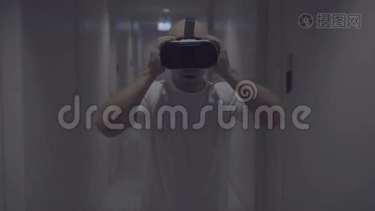 男人在走廊里用虚拟现实眼镜视频