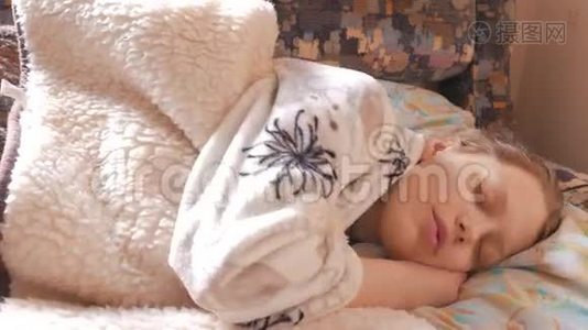年轻漂亮的十几岁女孩睡了4KUHD。视频