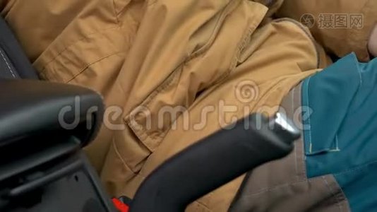 男性驾驶前坐在车内时，须用手系紧汽车安全带视频