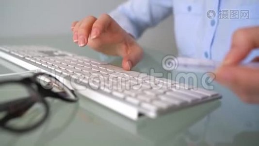 妇女通过信用卡在互联网上购买。 女上班族在键盘上打字。 网上支付概念视频