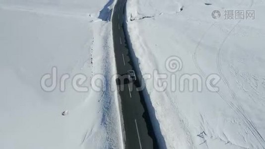 在乡村道路上行驶的豪华轿车的鸟瞰图视频