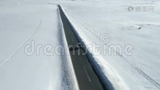 在乡村道路上行驶的豪华轿车的鸟瞰图视频