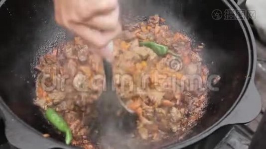 用羊肉做比拉夫。青椒青菜肉视频