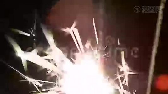 燃烧的火花。 一种庆祝的感觉。视频