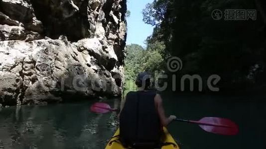 人们划皮艇，沿着峡谷漂浮视频