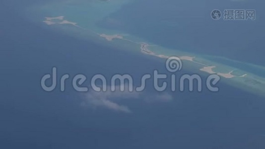 从飞机到海滩的热带岛屿与白沙和水平房，马尔代夫。视频