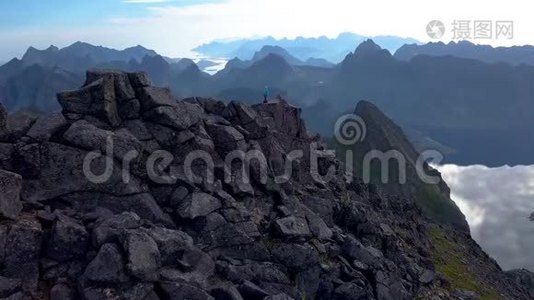 飞过山峰.视频