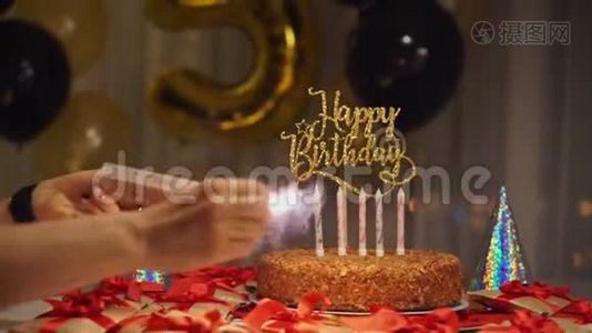 女人在生日蛋糕上点燃蜡烛视频