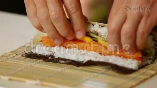 手做长寿司卷..视频