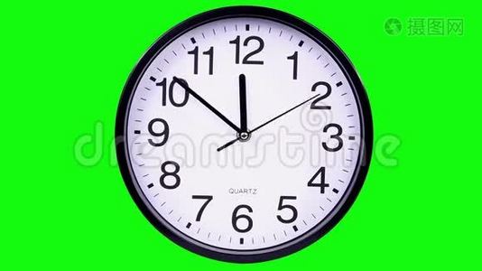 时钟在一个绿色的00，00时间流逝视频