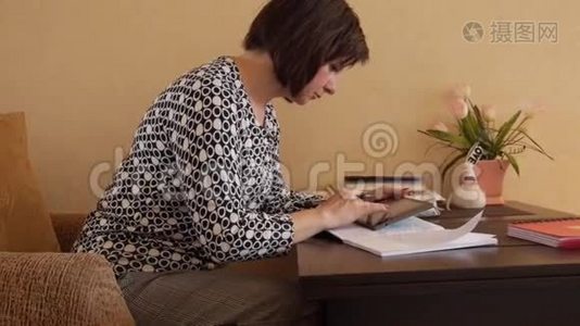 女人在笔记本上用圆珠笔写手写文字。视频