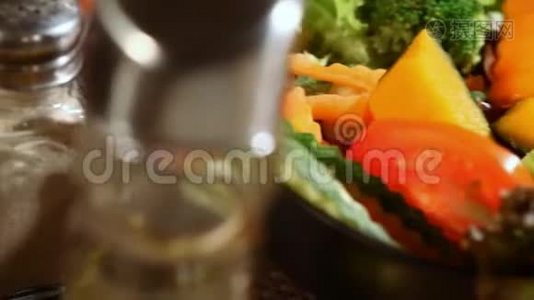 新鲜蔬菜沙拉和橄榄油视频