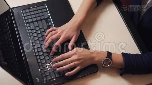 女人的手打字在黑色键盘上视频