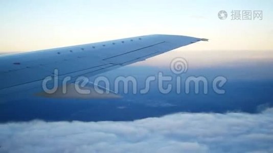 飞机飞往天空云景视频