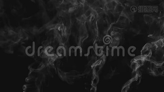 现实的抽象烟雾蒸气效应。 印度棍子。 白色烟雾在黑色背景上缓慢运动。 漂浮的雾云。视频