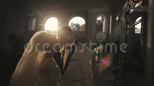 新娘和新郎在日落时拥抱在宫殿里视频