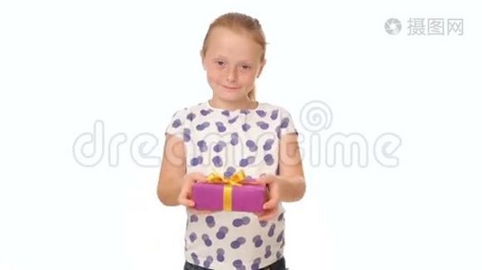 小女孩拿着礼物伸着手视频