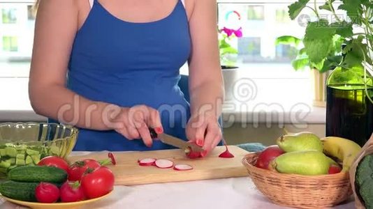 孕妇在砧板上切萝卜蔬菜视频