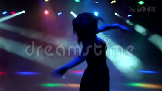 夜总会里一个苗条的跳舞女孩的剪影。视频