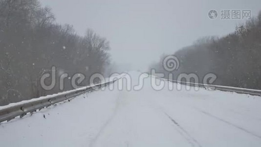 铁路路冬季汽车行驶大雪汽车暴风雪俄罗斯户外暴风雪视频