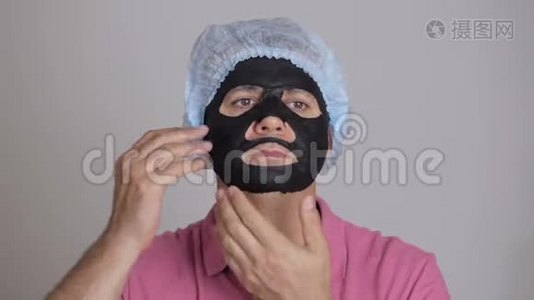 男，45岁，脸上涂了一张恢复活力的化妆品黑组织面膜视频