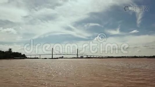 大湄公河上的大桥.. 在移动中射击。 越南。视频