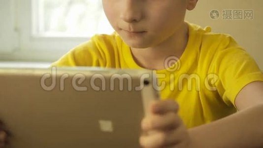 青少年使用平板电脑视频