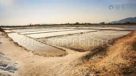 越南无止境的盐湖堆罐头生产池塘视频